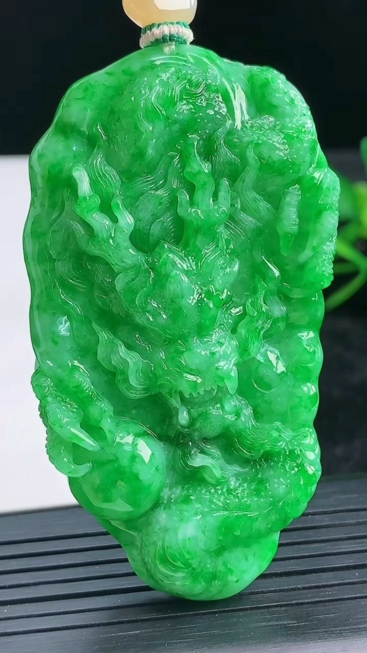 天然A货翡翠龙牌吊坠尺寸66-36.5-10.1重量:43.17g
3月28日