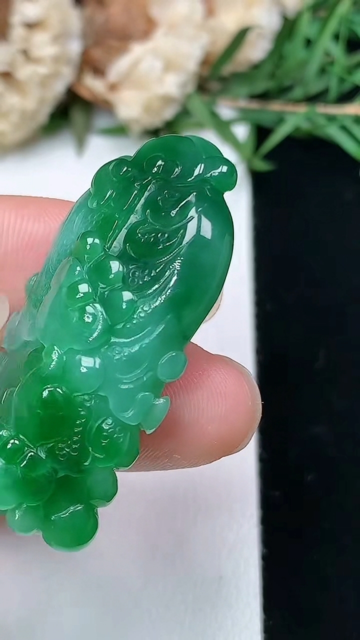 天然A货翡翠白菜吊坠，尺寸38.5-18.9-12.6，重量:15.99g
3月28日