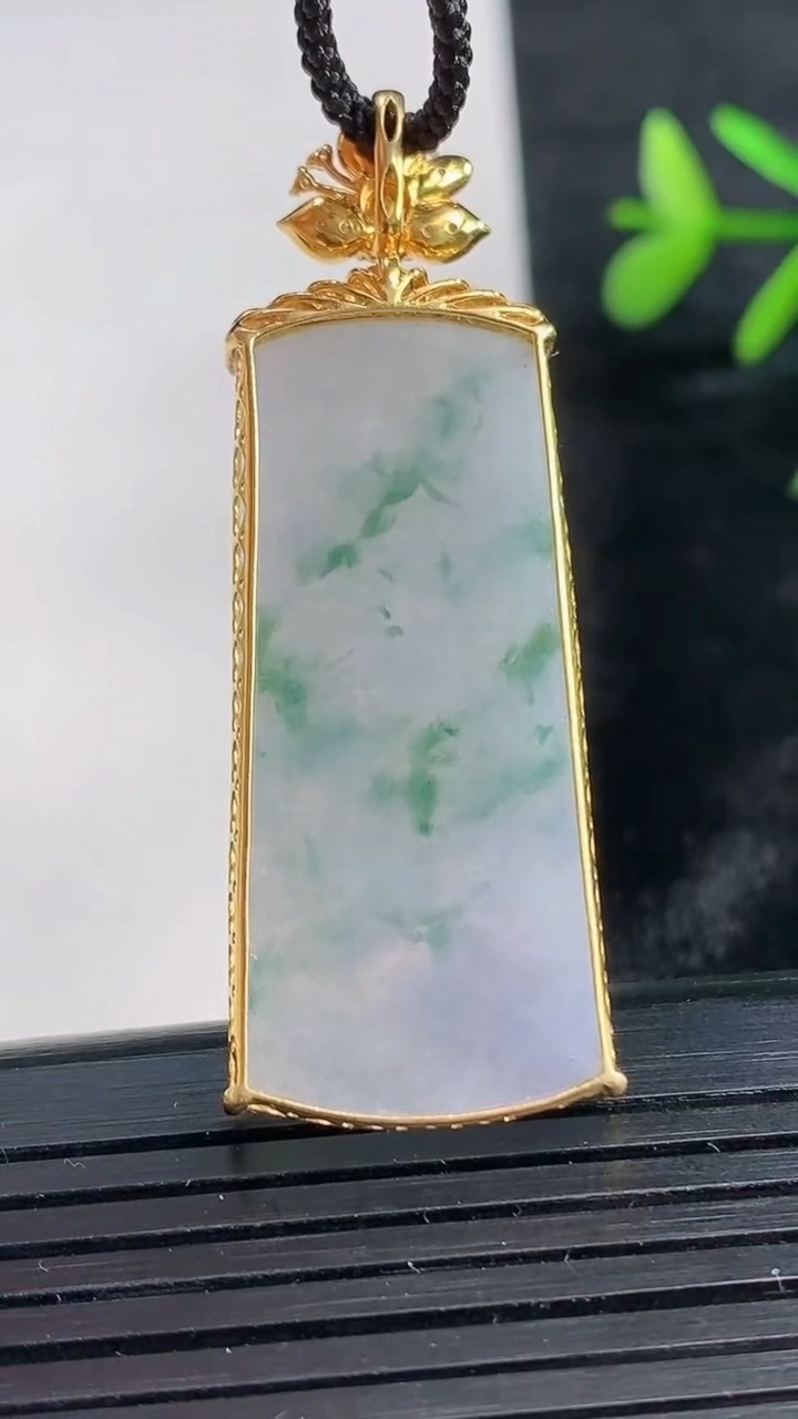 天然A货翡翠18K金紫罗兰飘花无事牌吊坠尺寸49.8-38-17.2-5.5重量:8.35g
3月28日