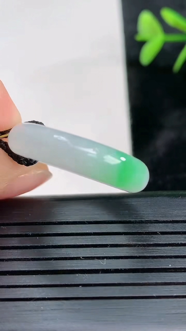 天然A货翡翠指环戒指尺寸18.6-5.5-3.3重量:3.95g2026年3月28日
工厂直销收藏佳品,种好水足，色泽均匀，有种有色，上手高大气！