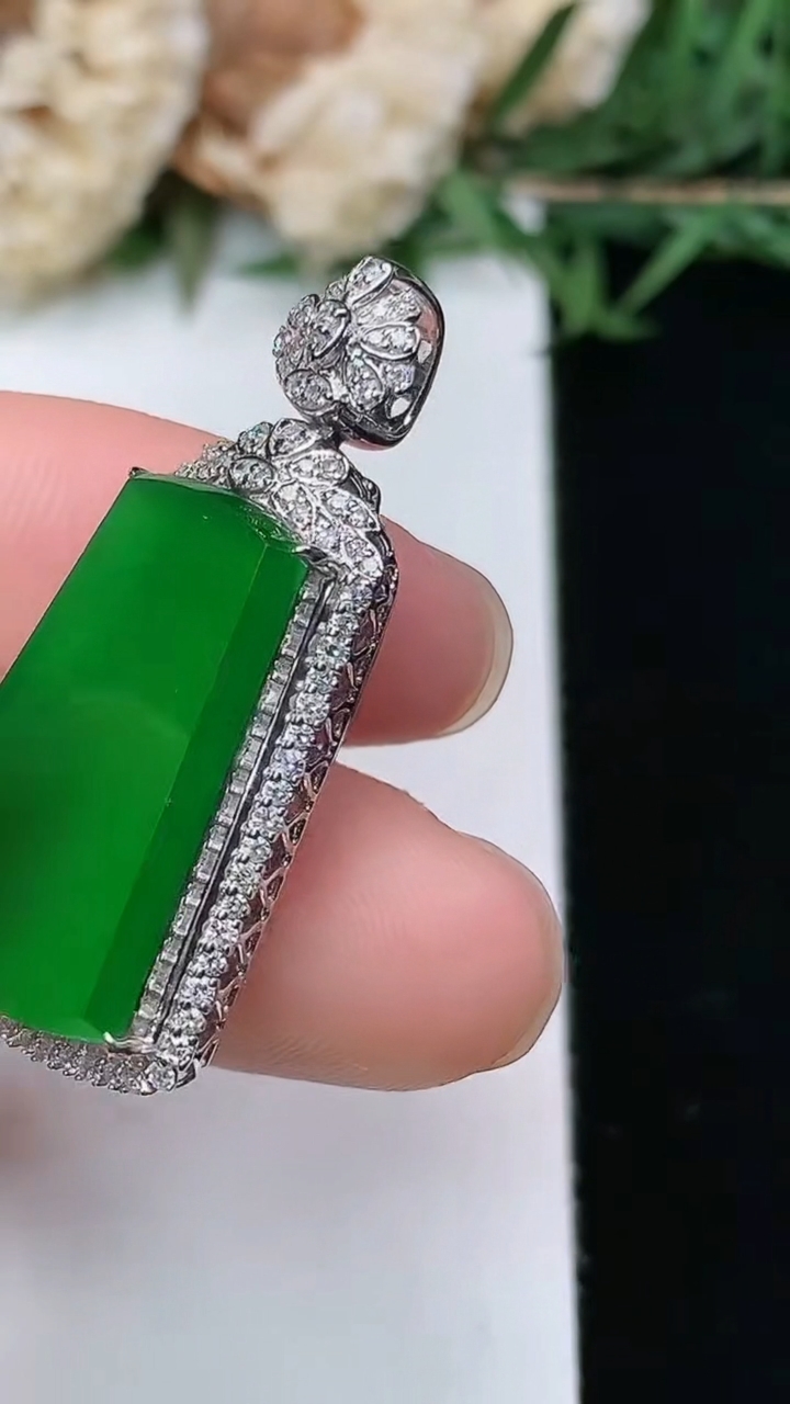 天然A货翡翠无事牌吊坠，尺寸33.5-16.2-9.3
3月28日