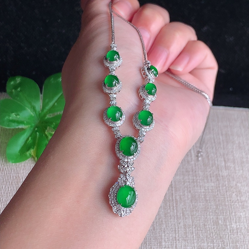 天然A货翡翠18K金伴钻镶嵌阳绿蛋面宴会款项链 
尺寸7.7-7-7.4mm 重量11.46g 0326