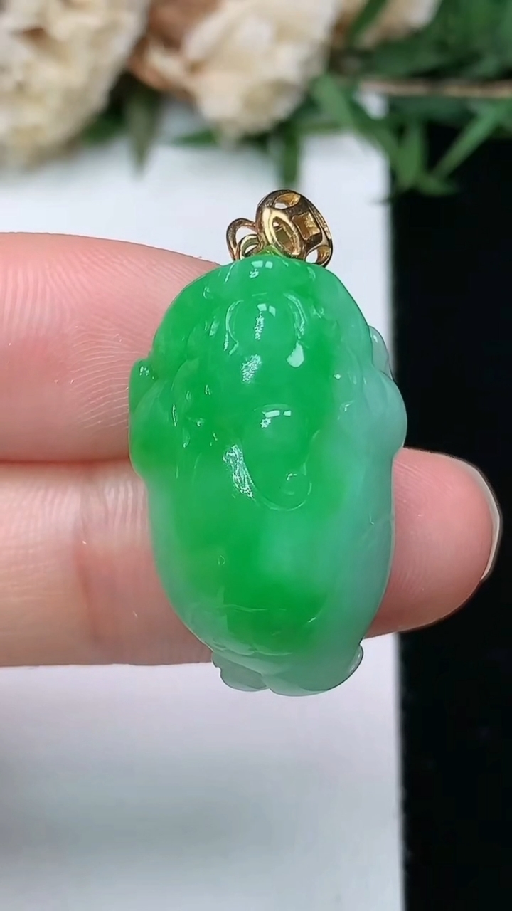 天然A货翡翠金蟾吊坠，尺寸25-15.8-10.4，重量:6.99g
3月28日