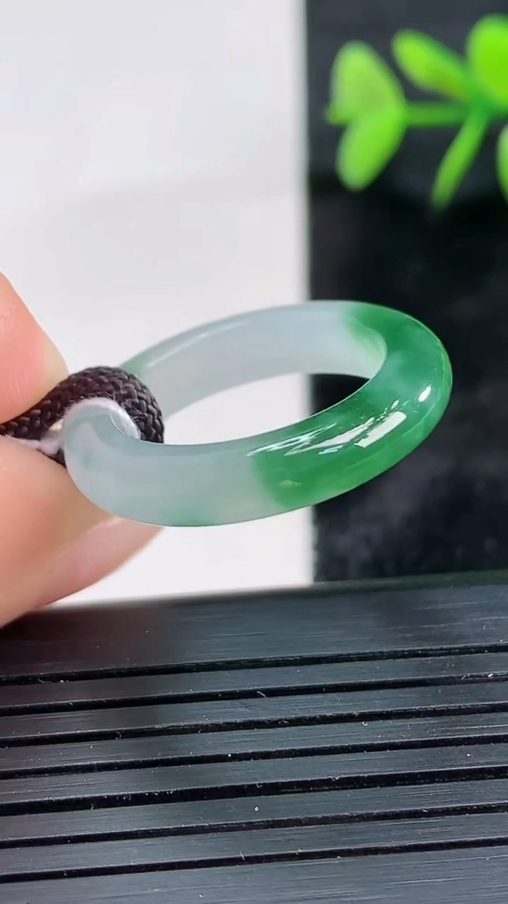 天然A货翡翠指环戒指尺寸19-4.5-3.6重量:3.62g2026年3月28日
工厂直销收藏佳品,种好水足，色泽均匀，有种有色，上手高大气！