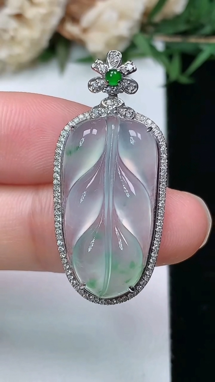 天然A货翡翠金枝玉叶 叶子吊坠，尺寸34.6-15.7-7.9
3月28日