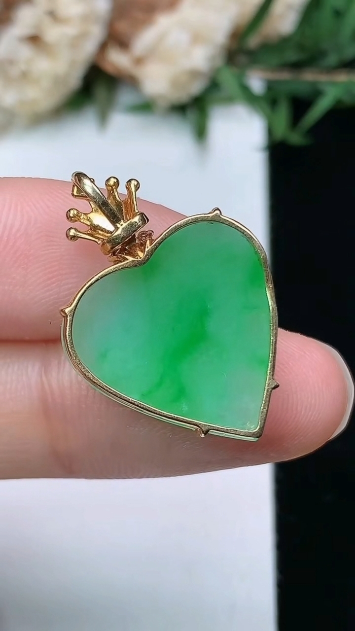 天然A货翡翠爱心吊坠，尺寸17.7-17.6-6.8，重量:3.85g
3月28日