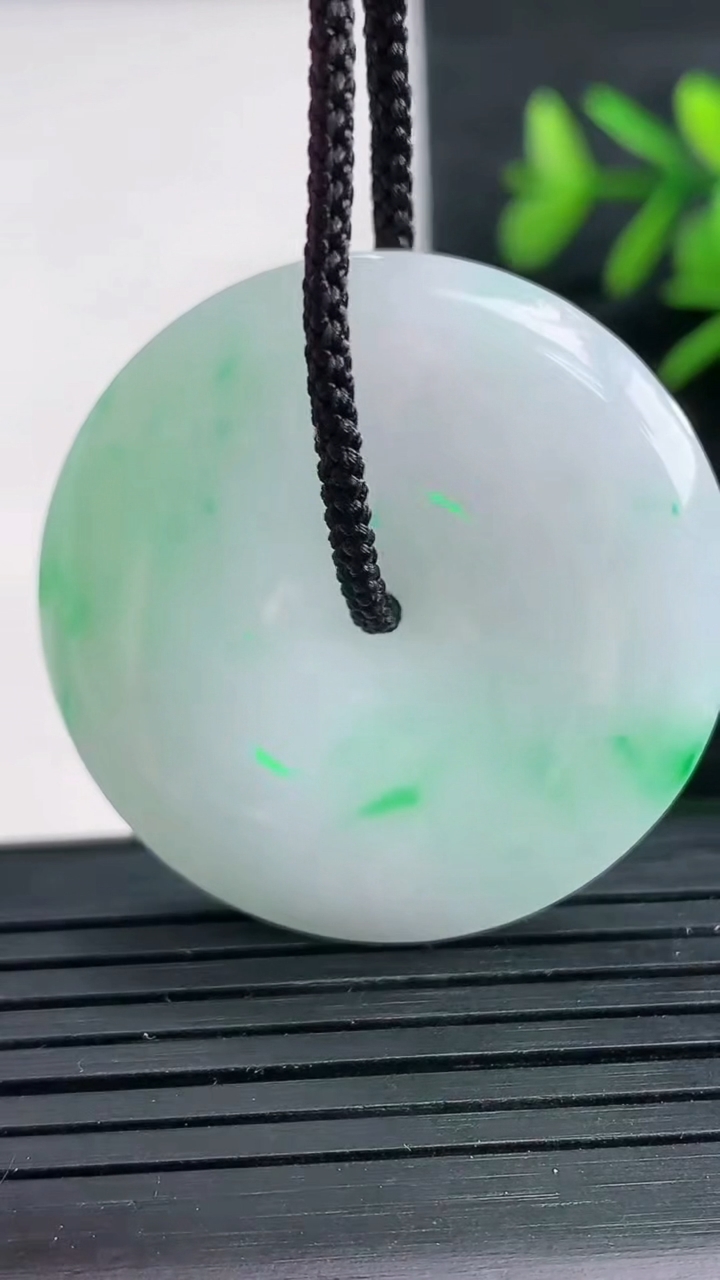 天然A货翡翠平安扣吊坠尺寸34.7-6重量:15.52g
3月28日