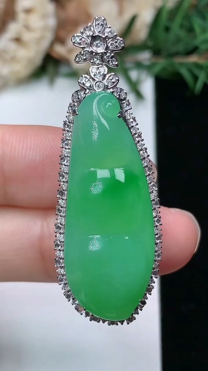 天然A货翡翠福豆吊坠，尺寸45.2-15.6-12.3，裸石32.4-12.7，重量:8.45g
3