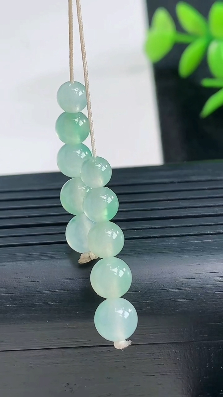 天然A货翡翠圆珠吊坠一手尺寸5.2重量:3.08g3月28日
工厂直销收藏佳品,种好水足，色泽均匀，有种有色，上手高大气！