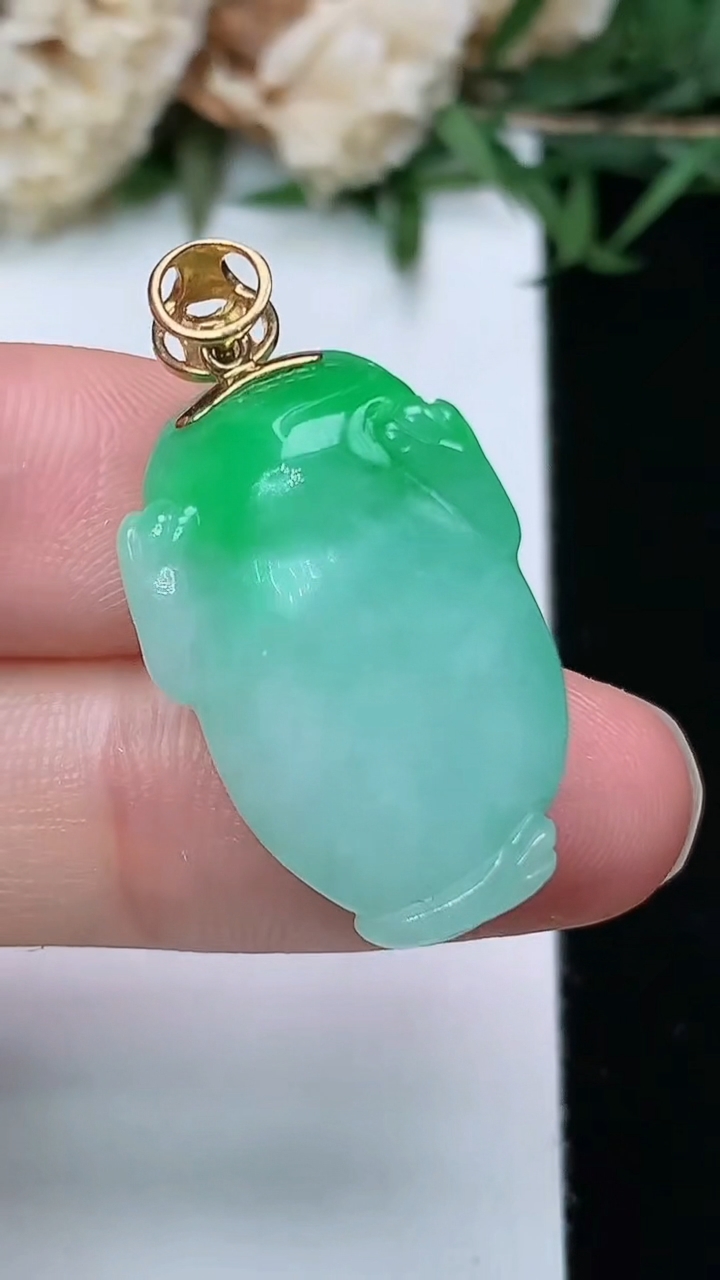 天然A货翡翠金蟾吊坠，尺寸25-15.8-10.4，重量:6.99g
3月28日
