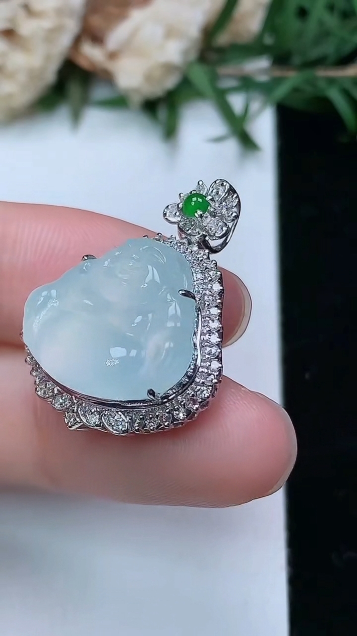 天然A货翡翠白冰佛公吊坠，尺寸27-20.6-9.4，裸石15-17.5，重量:4.41g
3月28日