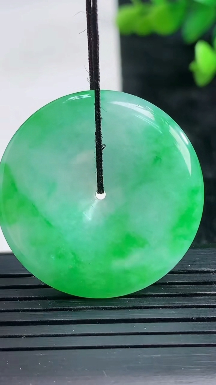 天然A货翡翠平安扣吊坠尺寸33.3-5.4重量:13.24g
3月28日