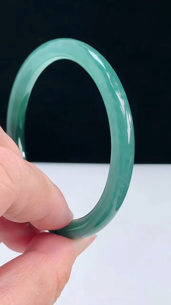 圈口58-59翡翠a货蓝圆条手镯尺寸58.5-6.8，重:27.81g3月28日