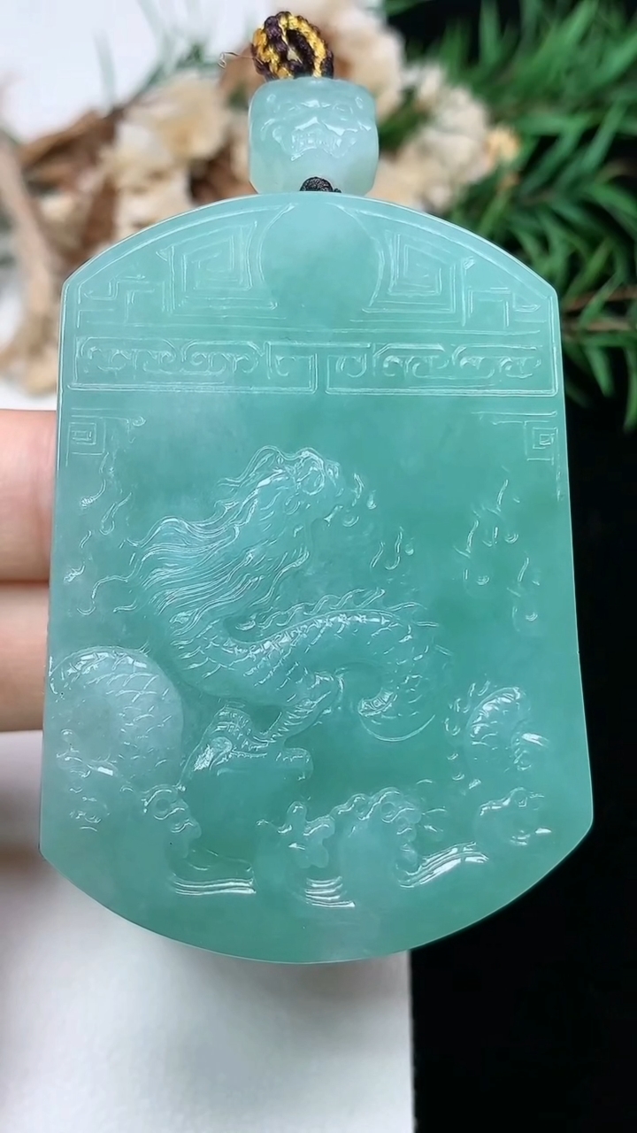 天然A货翡翠龙牌吊坠，尺寸54.8-39.7-12，重量:69.98g
3月28日