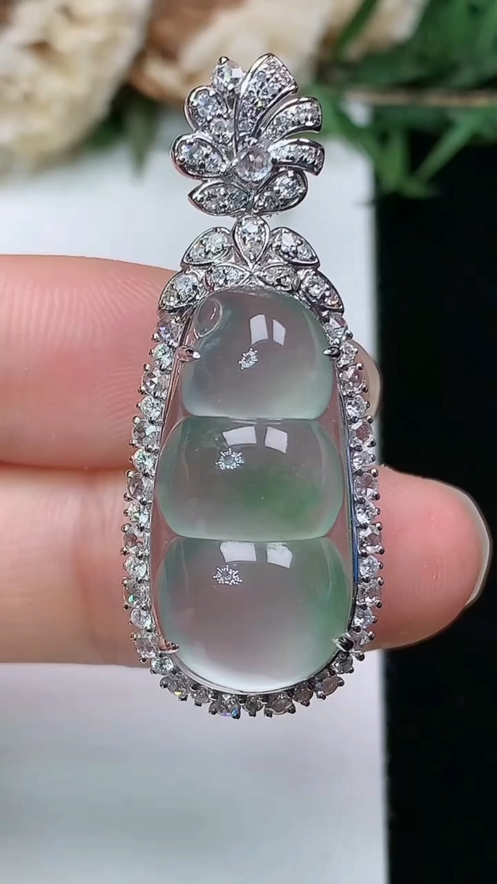 天然A货翡翠福豆吊坠，尺寸38-15.2-13.2，裸石22.4-11.2，重量:5.72g
3月2