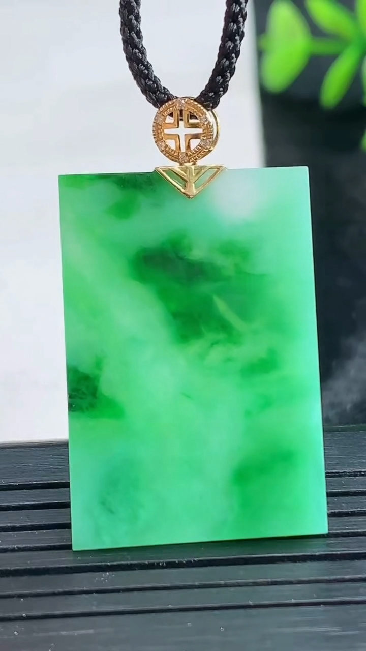 天然A货翡翠无事牌吊坠尺寸30.9-21-1.5重量:3.79g
3月28日