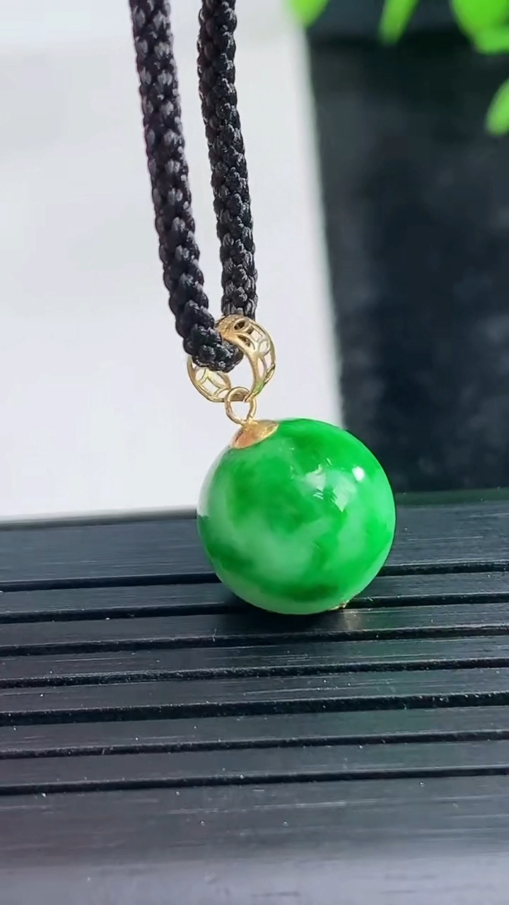 天然A货翡翠圆珠吊坠尺寸11重量:2.57g
3月28日