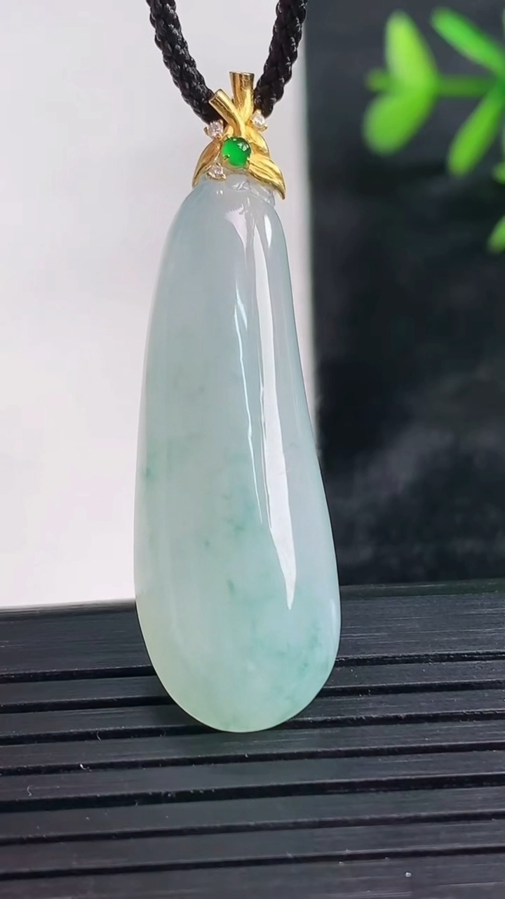 天然A货翡翠种飘花福瓜吊坠尺寸36.8-12.9-6.5重量:5.93g
3月28日