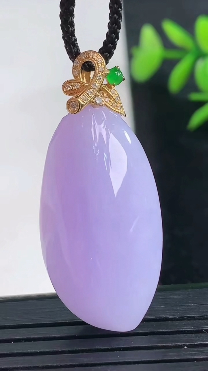 天然A货翡翠18K金紫罗兰福瓜吊坠尺寸34.7-17.4-11.2重量:11.40g
3月28日