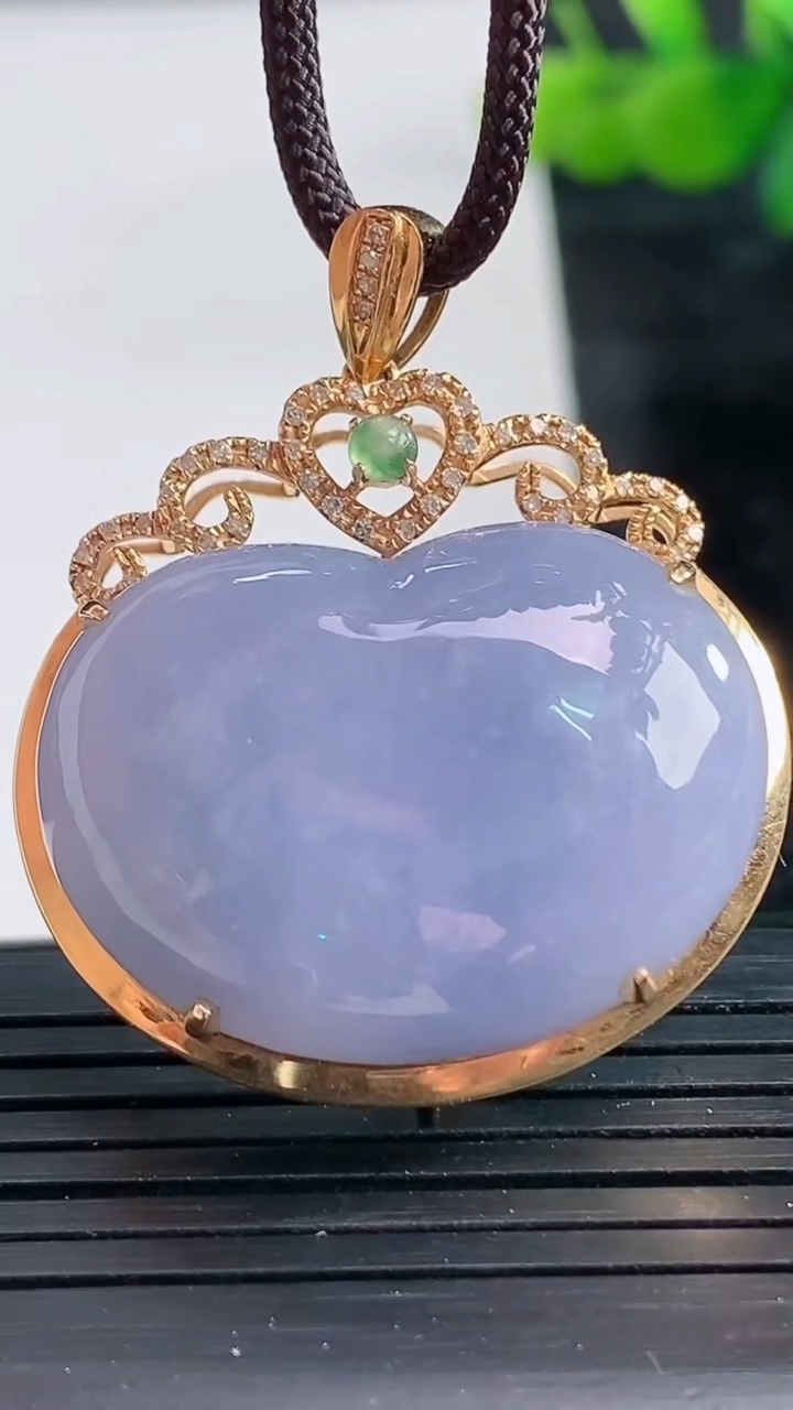 天然A货翡翠18K金紫罗兰如意头吊坠尺寸37.8-32.1-13.3裸石20.7-28.8重量:13.66g
3月28日