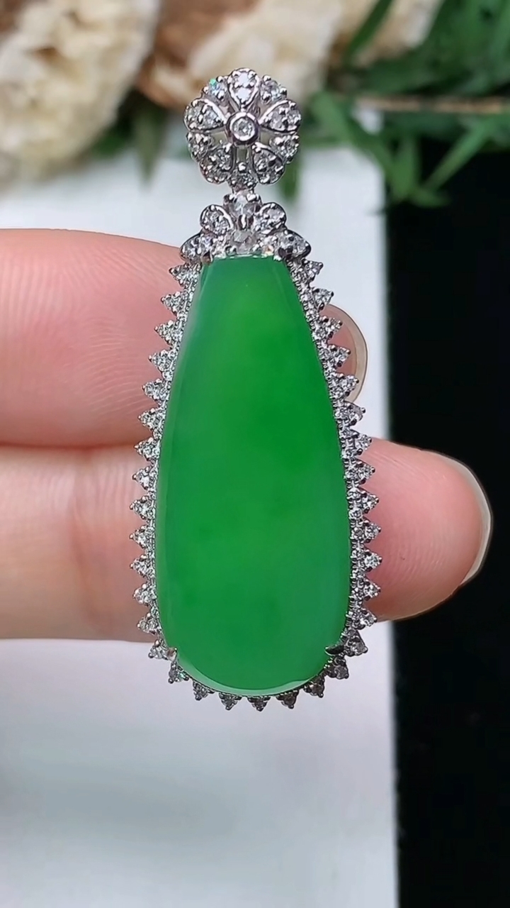 天然A货翡翠无事牌吊坠，尺寸37-14.6-9.3，裸石24.6-10.8，重量:4.62g
3月2