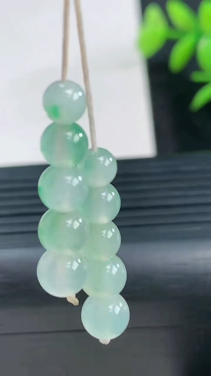 天然A货翡翠圆珠吊坠一手尺寸5.2重量:3.08g3月28日
工厂直销收藏佳品,种好水足，色泽均匀，有种有色，上手高大气！