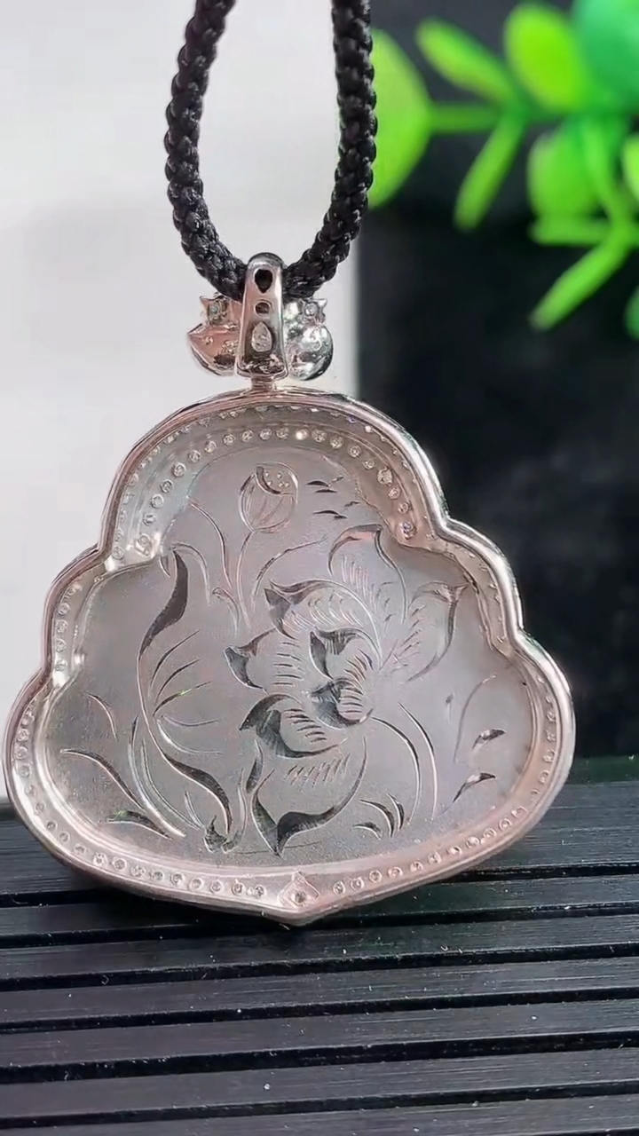 天然A货翡翠佛公吊坠尺寸34.6-29.8-7.2裸石22.8-26.8重量:6.65g
3月28日