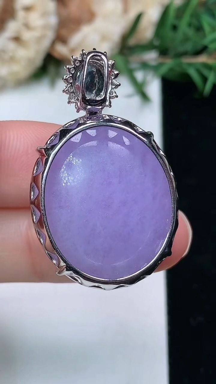 天然A货翡翠k金紫罗兰蛋面吊坠，尺寸24.5-21-13，重量:13.00g
3月28日