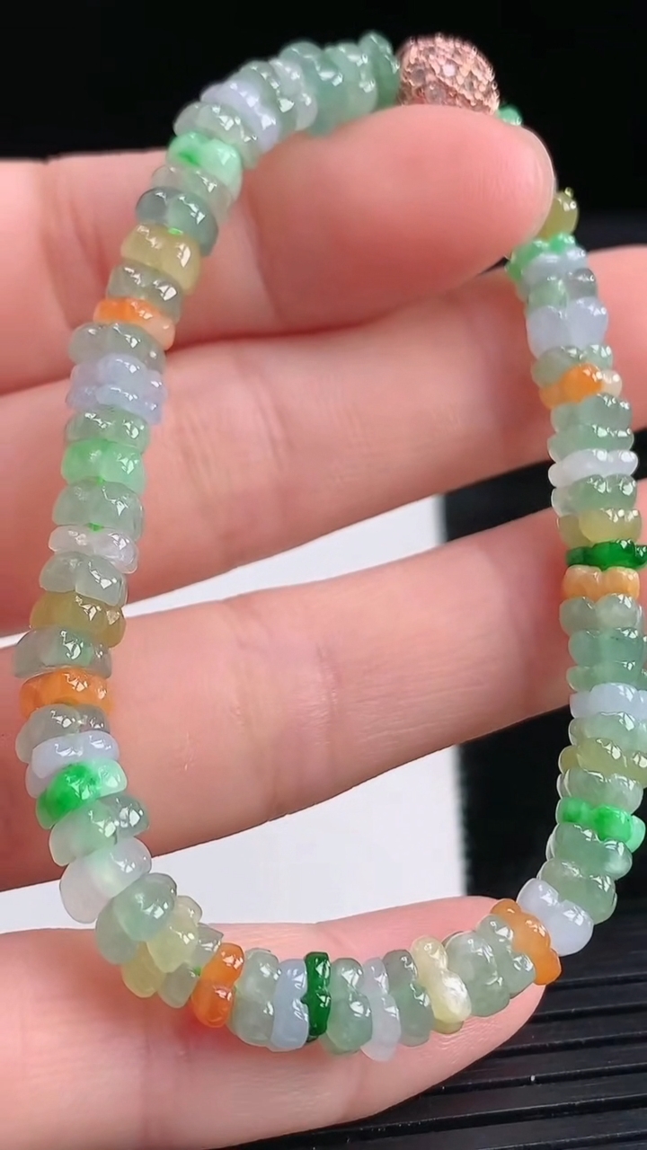 天然A货翡翠三彩莲花手串尺寸4.8-2.7重量:10.35g3月28日
工厂直销收藏佳品,种好水足，色泽均匀，有种有色，上手高大气！