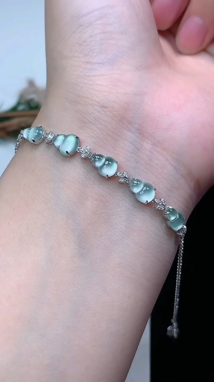 天然A货翡翠白冰葫芦手链，尺寸7.5-5-3.3，重量:2.69g
3月28日