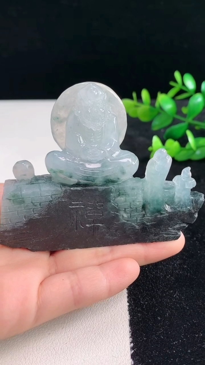 天然A货翡翠达摩祖师小摆件尺寸62.1-80.5-13.9重量:109.04g
3月28日
