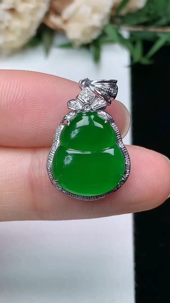 天然A货翡翠葫芦吊坠，尺寸24.3-13.9-5.9，裸石13.5-11.9，重量:1.83g
3月