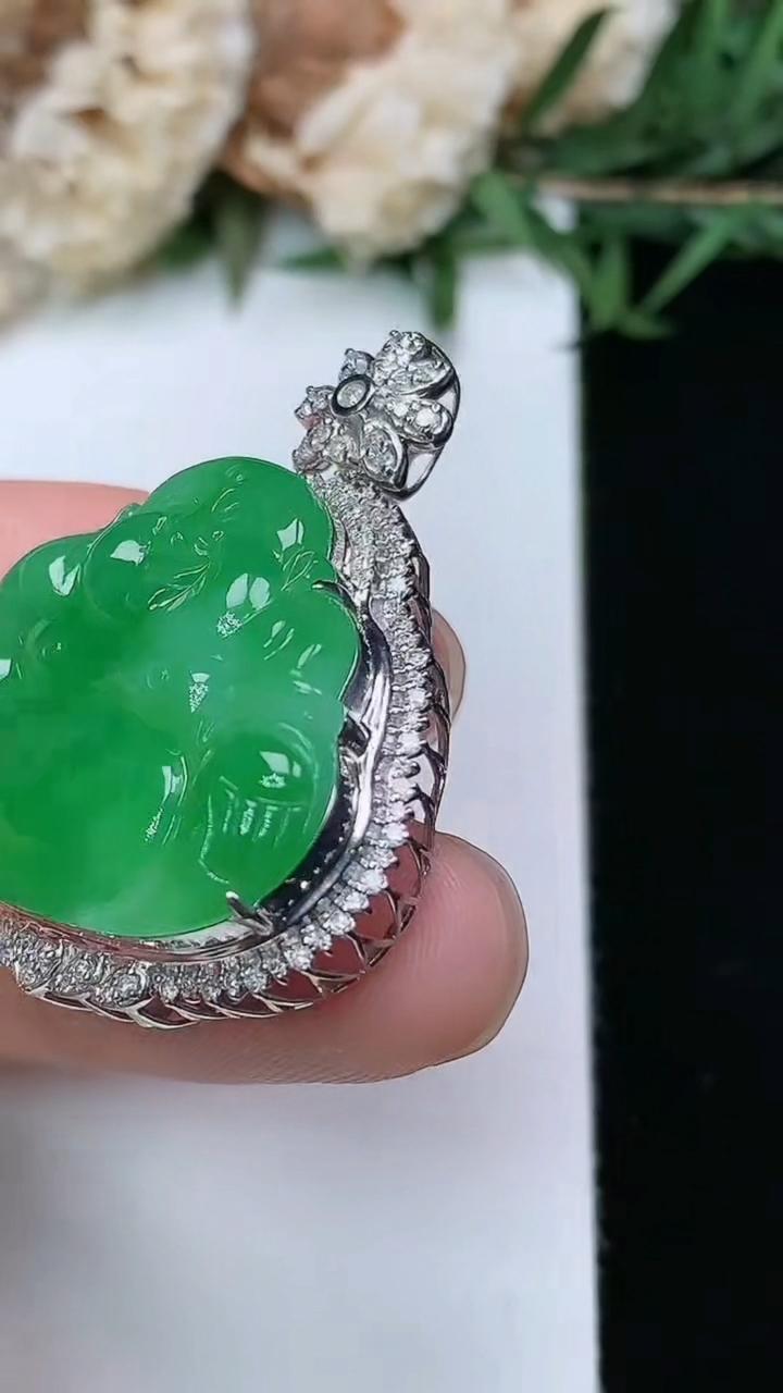 天然A货翡翠佛公吊坠，尺寸34-27.4-10.3，裸石21.3-24.4，重量:7.12g
3月28日