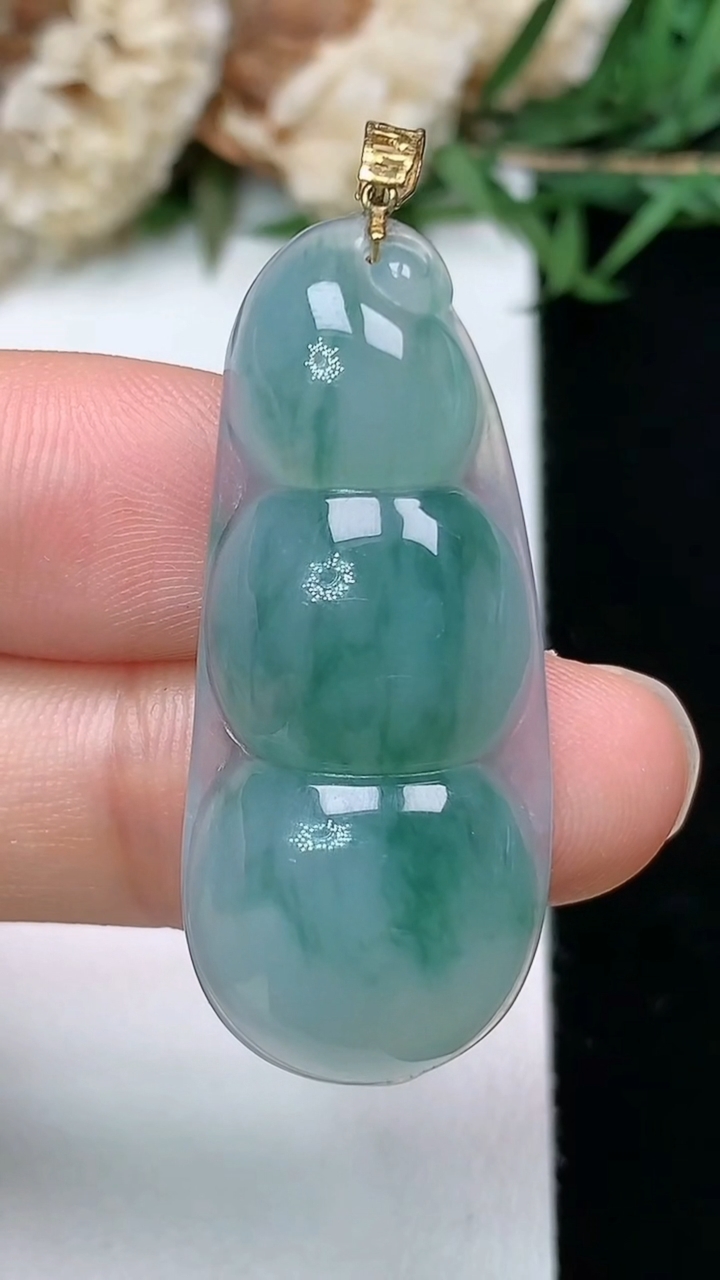 天然A货翡翠飘花福豆吊坠，尺寸36.7-15.8-5.8，重量:5.52g
3月28日