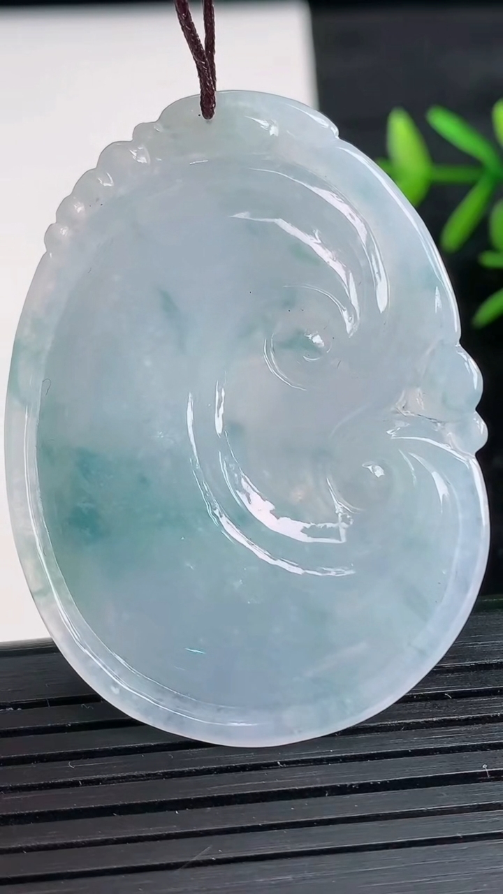 天然A货翡翠飘花如意吊坠尺寸50.8-37.1-5.7重量:20.08g
3月28日