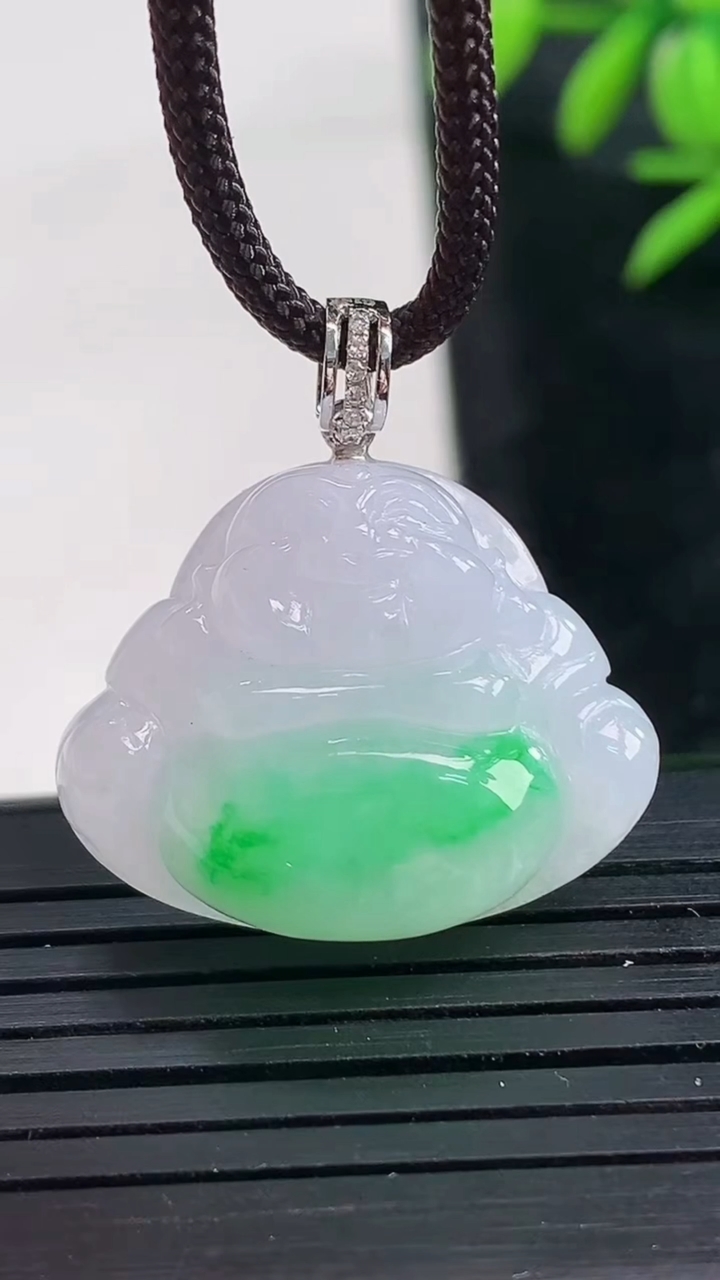 天然A货翡翠佛公吊坠尺寸19.9-25.1-8.2重量:7.19g
3月28日