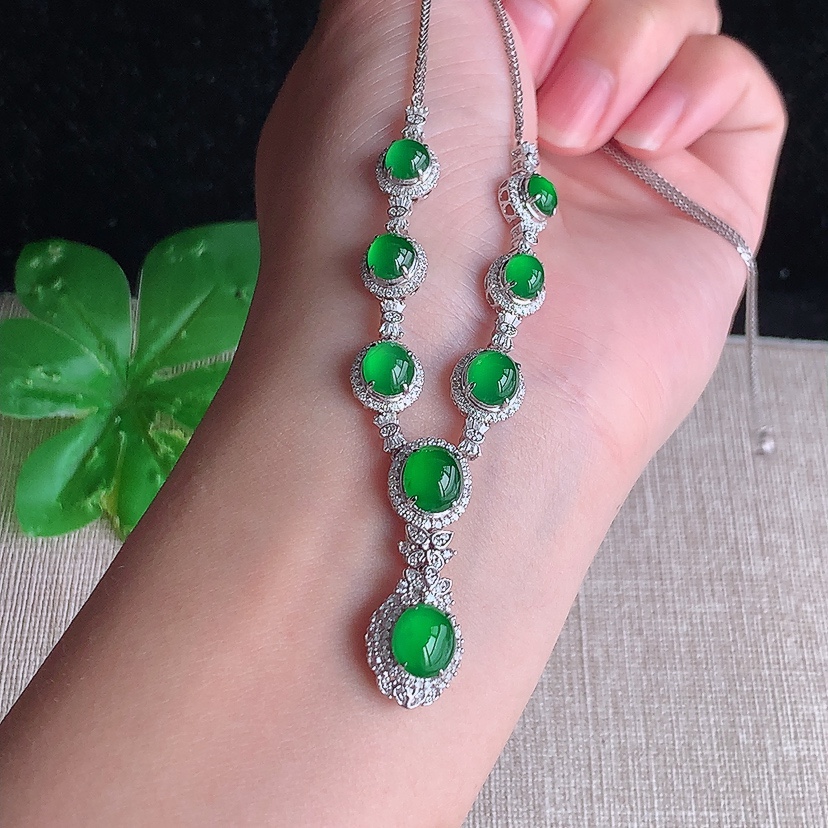 天然A货翡翠18K金伴钻镶嵌阳绿蛋面宴会款项链 
尺寸7.7-7-7.4mm 重量11.46g 03