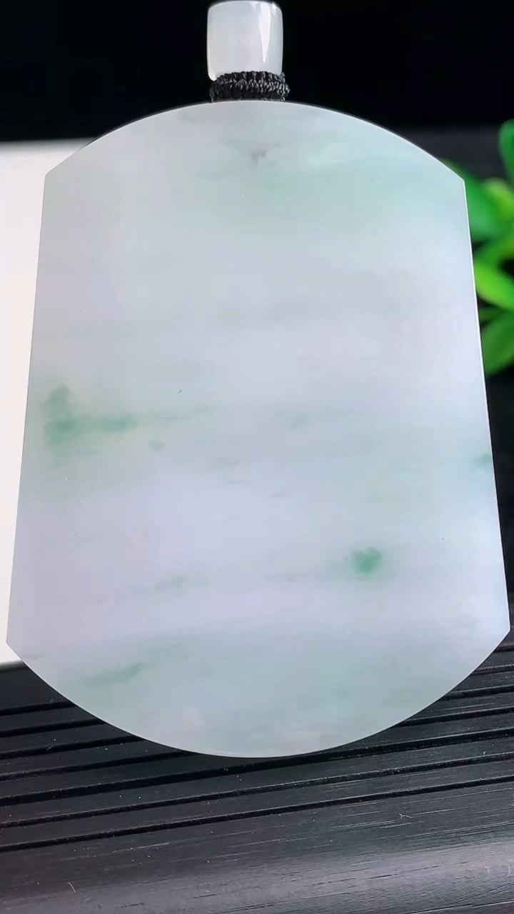 天然A货翡翠冰种飘花无事牌吊坠尺寸56.5-43.7-5.5重量:43.08g
3月28日