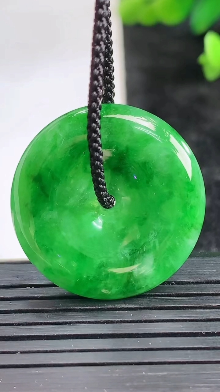 天然A货翡翠平安扣吊坠尺寸29.3-4.7重量:8.51g
3月28日