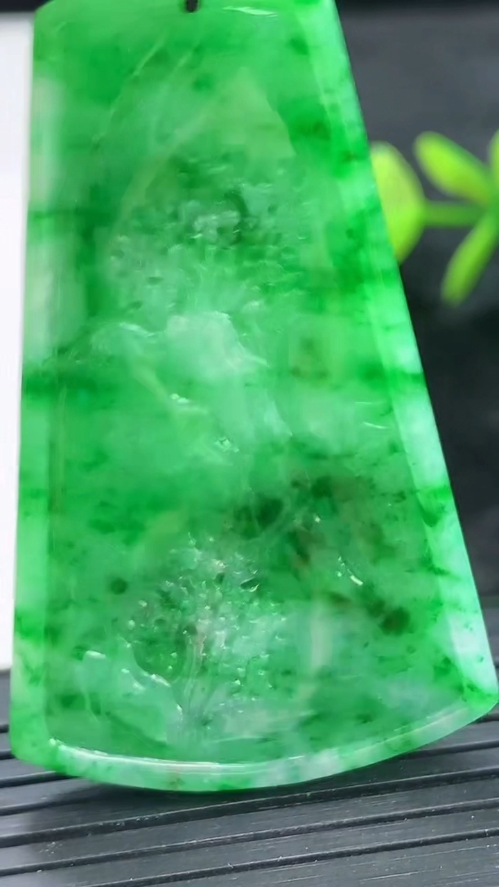 天然A货翡翠山水牌吊坠尺寸53.2-32.7-5.6重量:18.26g
3月28日