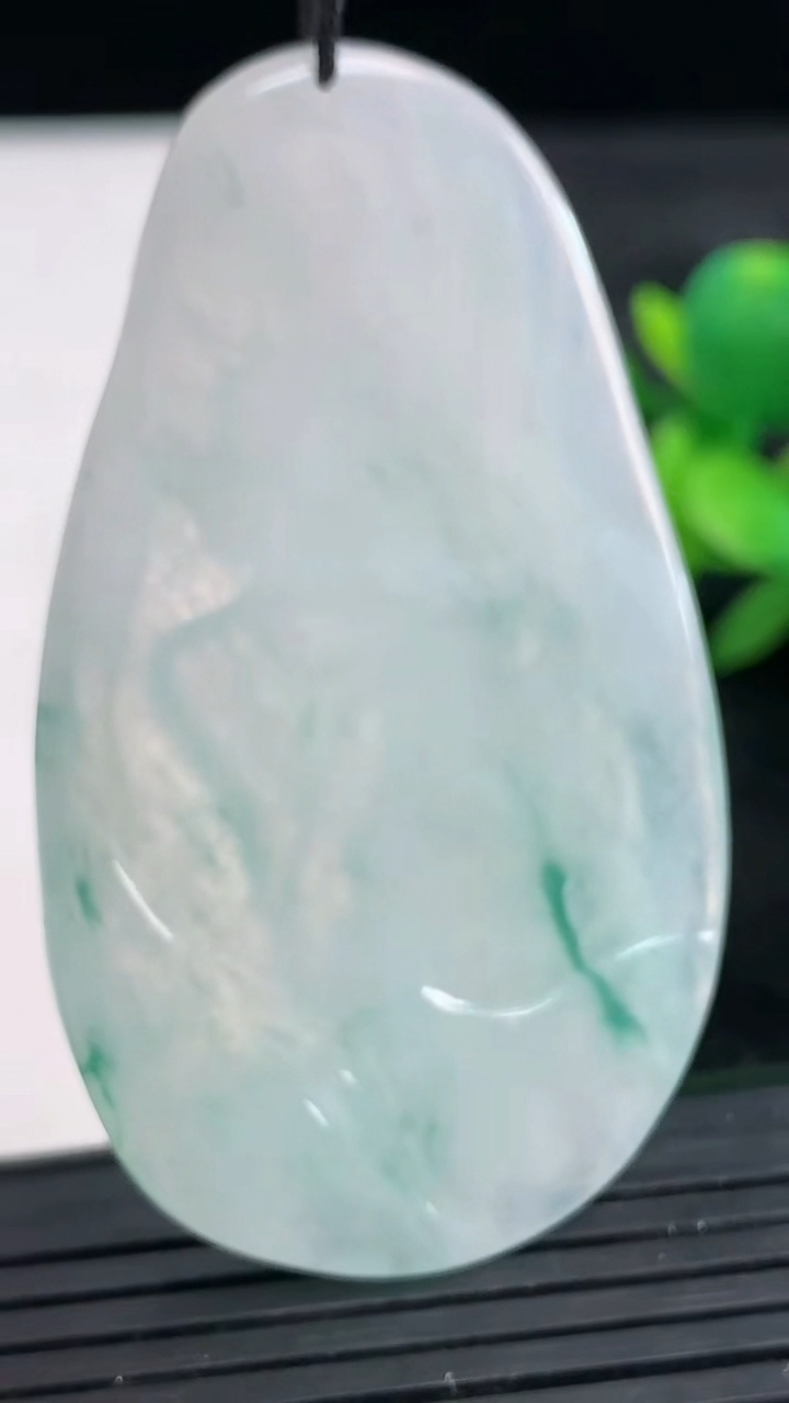 天然A货翡翠冰种飘花文殊菩萨吊坠尺寸59.7-34.9-4.6重量:21.56g
3月28日