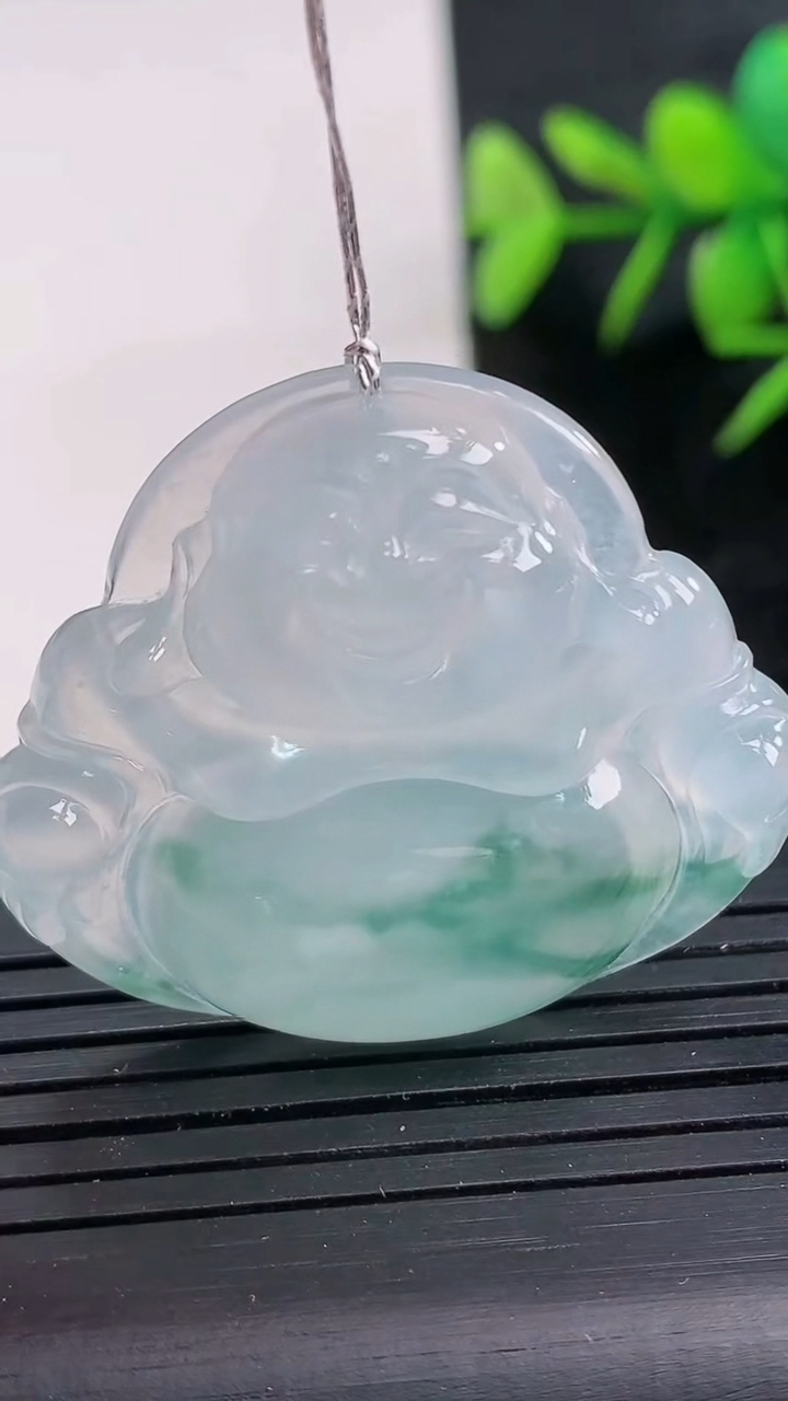 天然A货翡翠种飘花佛公吊坠尺寸32.2-36.2-5.9重量:10.65g
3月28日