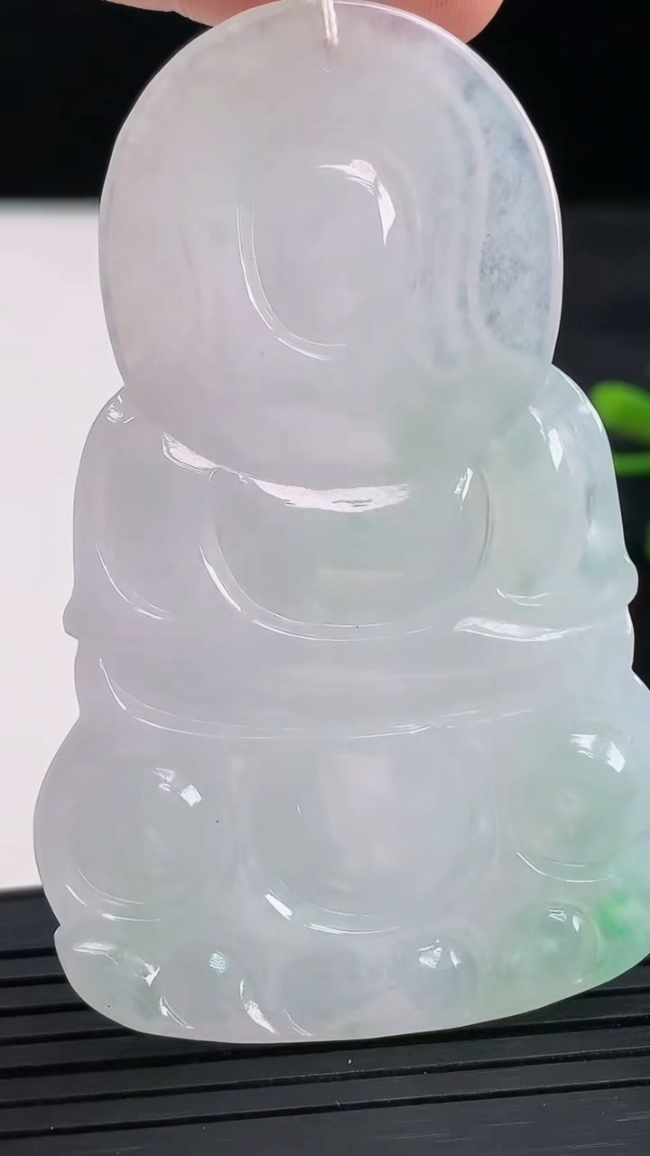 天然A货翡翠观音菩萨吊坠尺寸65.1-41.8-5.9重量:26.93g
3月28日