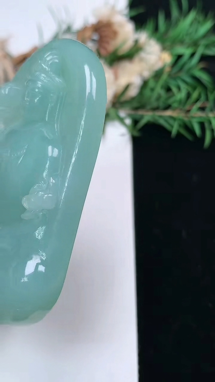 天然A货翡翠大势至观音菩萨吊坠，尺寸66.4-40-9.8，重量:50.00g
3月28日