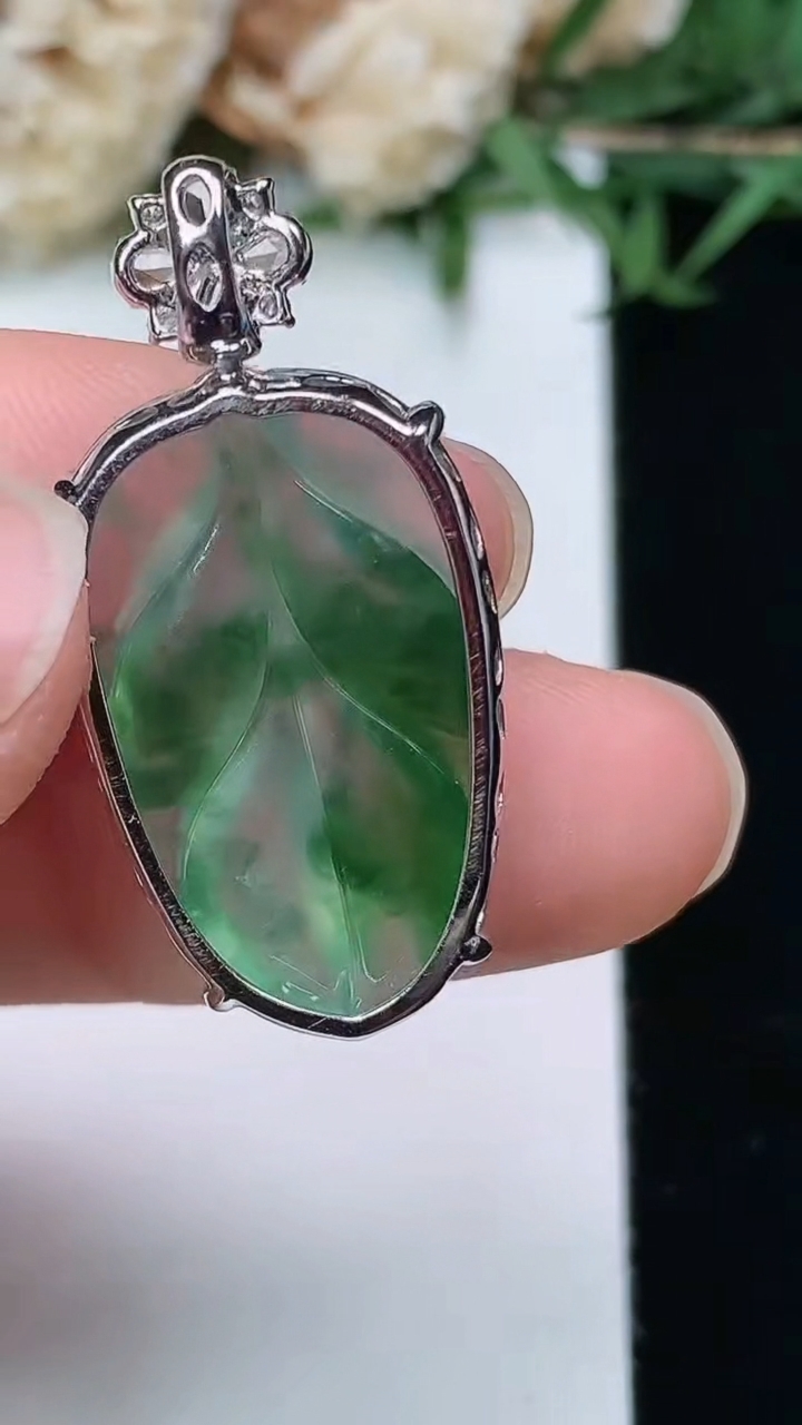 天然A货翡翠金枝玉叶 叶子吊坠，尺寸23.6-14.8-6.5，重量:3.99g
3月28日