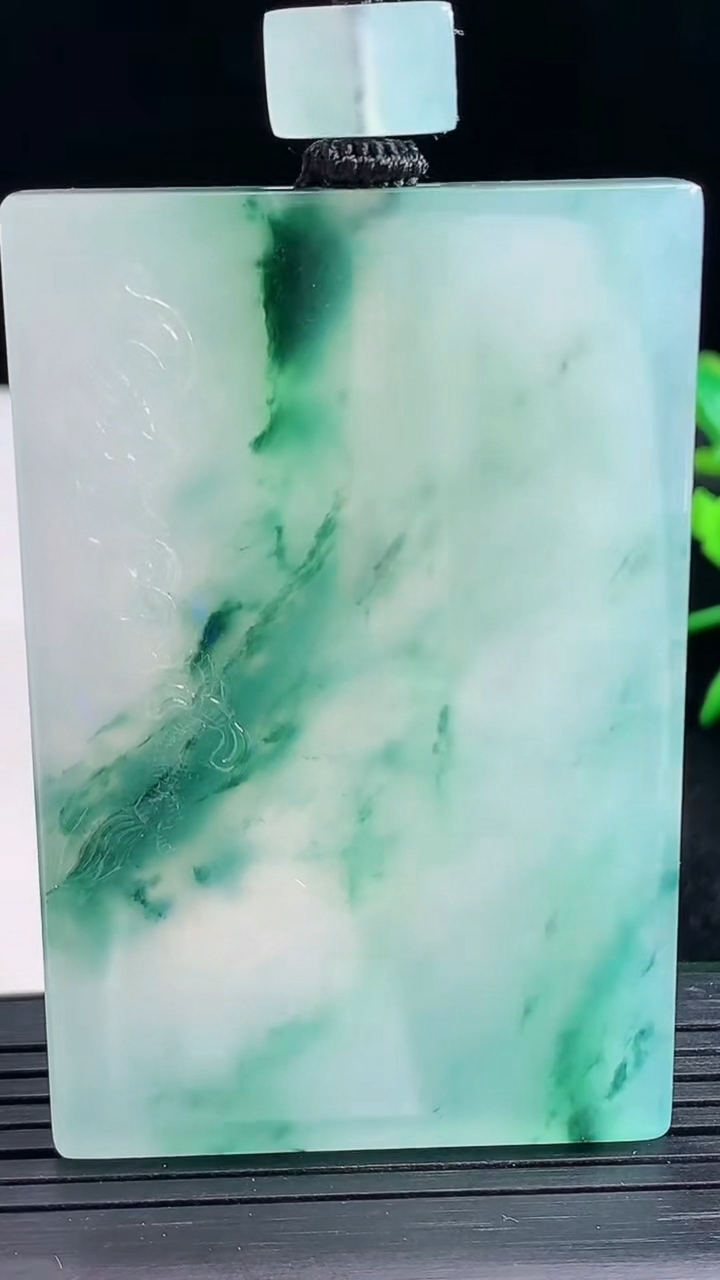 天然A货翡翠种飘花仿古无事牌吊坠尺寸61.5-40.4-5.7重量:51.67g
3月28日