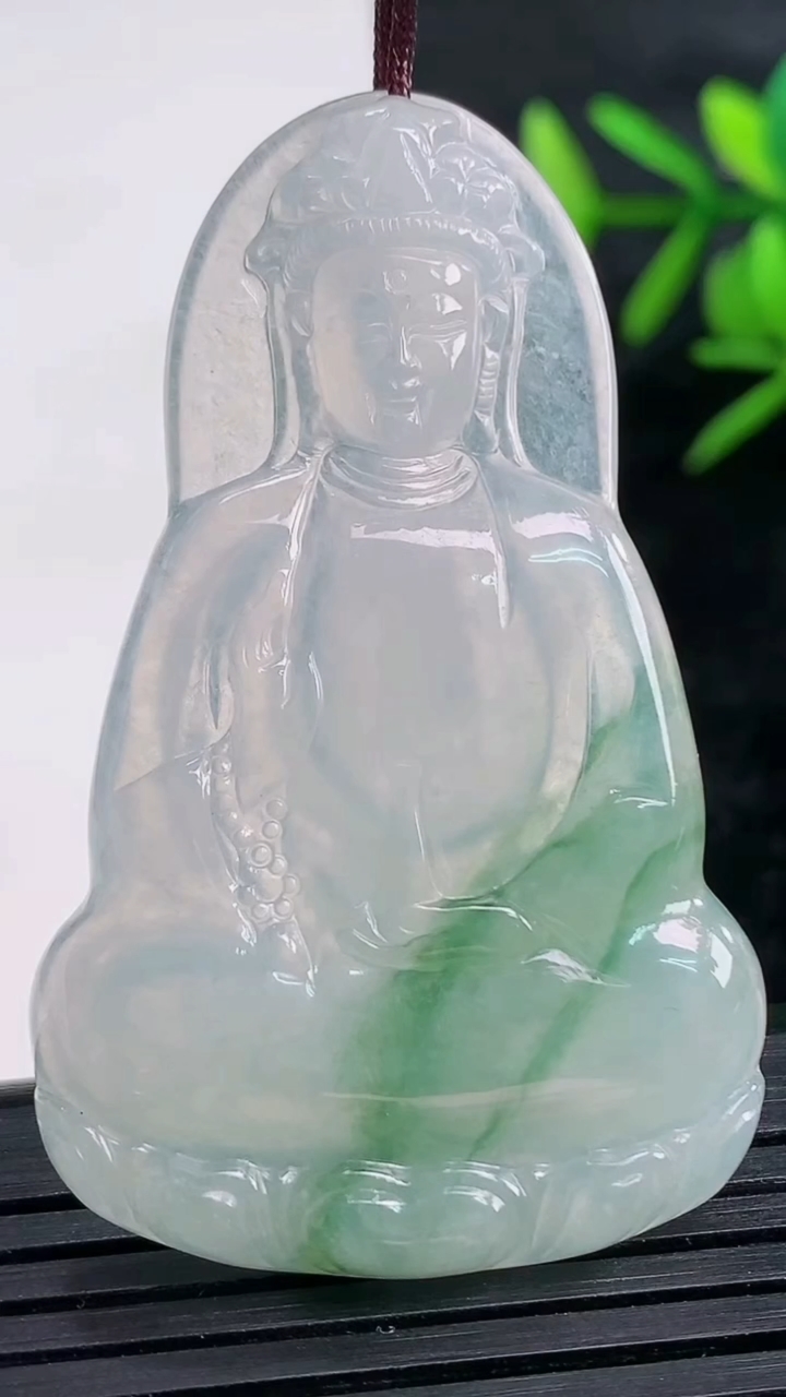 天然A货翡翠冰种飘花观音菩萨吊坠尺寸50.8-31.5-4.5重量:13.43g
3月28日