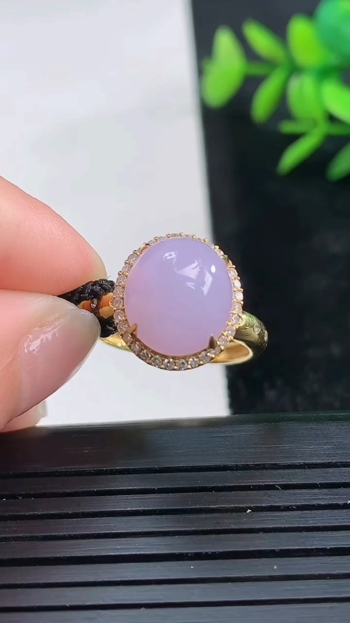天然A货翡翠18K金紫罗兰蛋面戒指尺寸17.6-11.4-10.2重量:4.17g2026年3月28日
工厂直销收藏佳品,种好水足，色泽均匀，有种有色，上手高大气！