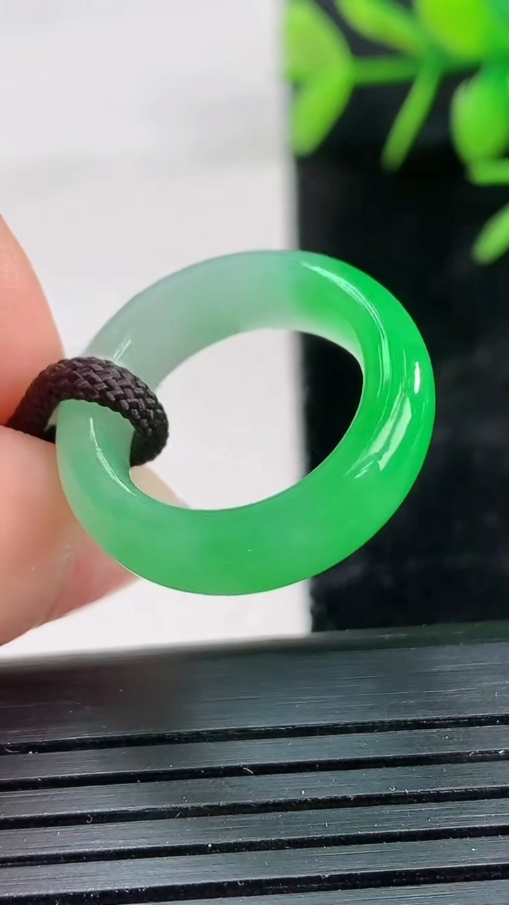 天然A货翡翠指环戒指尺寸15.4-5.8-3.8重量:3.88g2026年3月28日
工厂直销收藏佳品,种好水足，色泽均匀，有种有色，上手高大气！