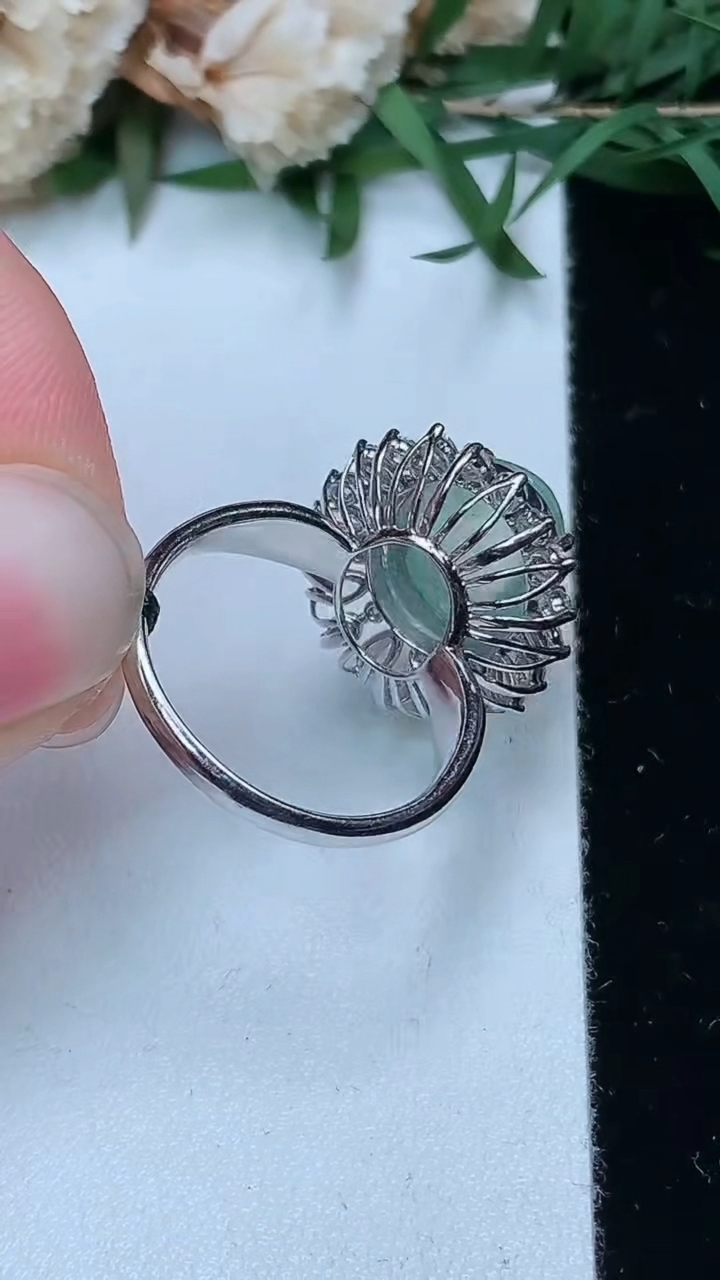 天然A货翡翠白冰蛋面戒指，尺寸17.3-11.5-9.5，重量:4.68g2026年3月28日
工厂直销收藏佳品,种好水足，色泽均匀，有种有色，上手高大气！